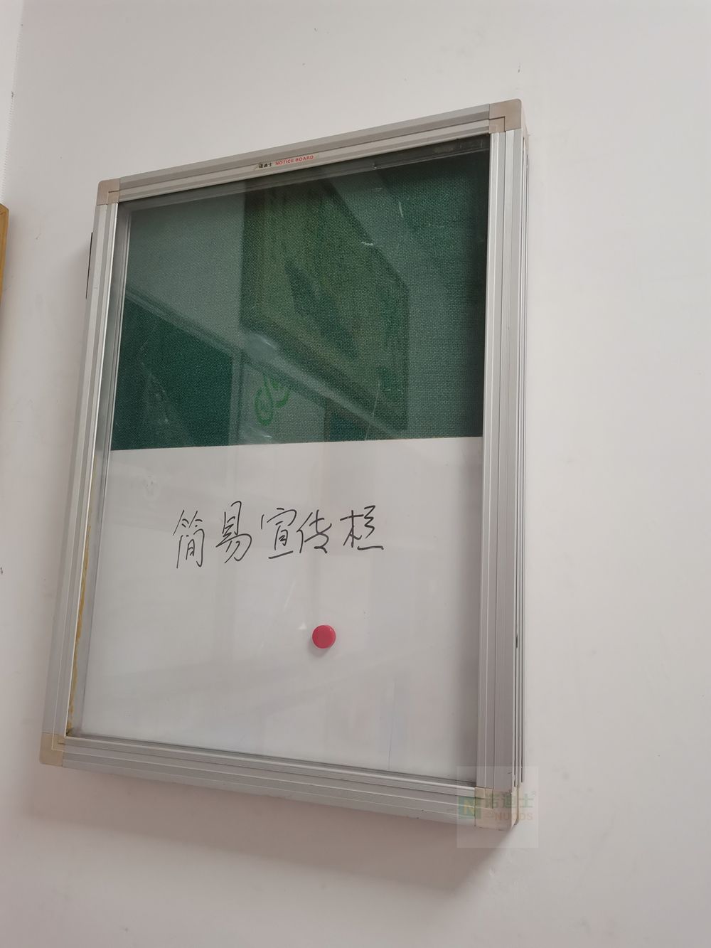 廠家訂做鋁合金宣傳欄簡(jiǎn)易公告欄掛式磁性展示欄有機(jī)板水松板